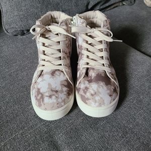 Fabkids size 2 hightop sneakers. Cream/tan and white in color